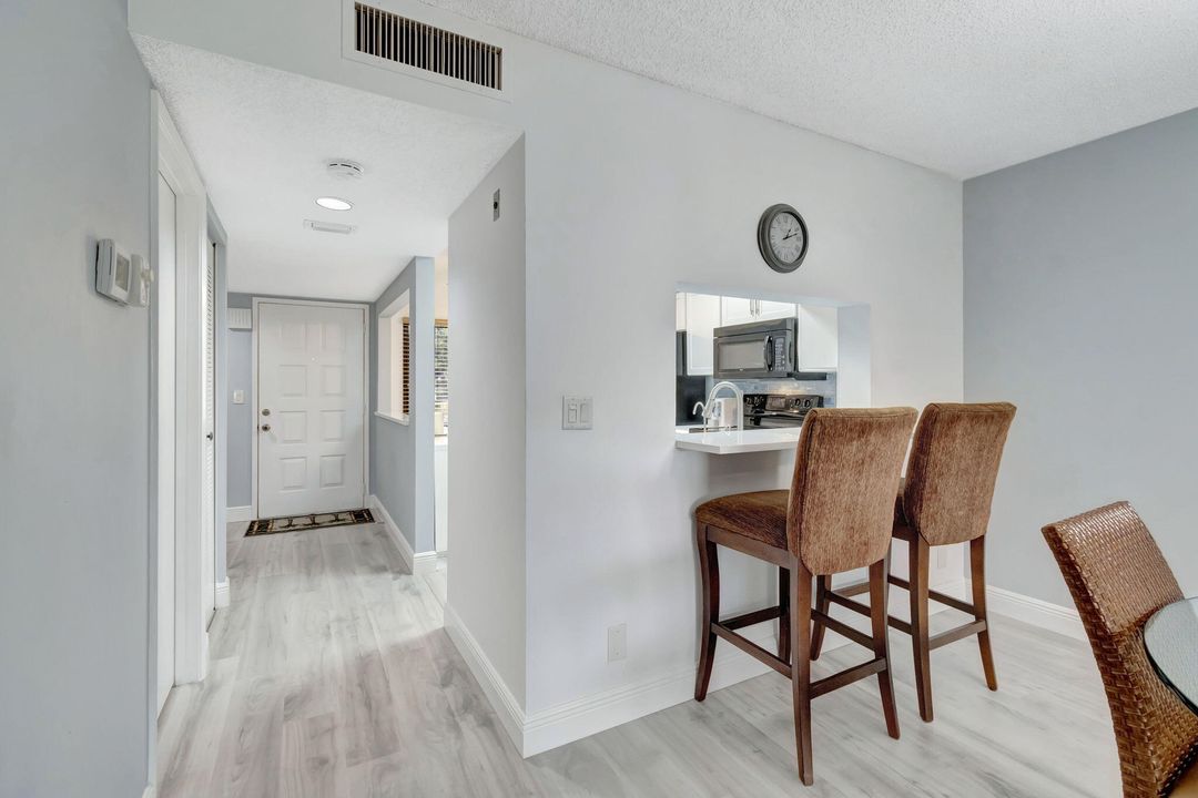 For Sale: $279,000 (2 beds, 2 baths, 1220 Square Feet)