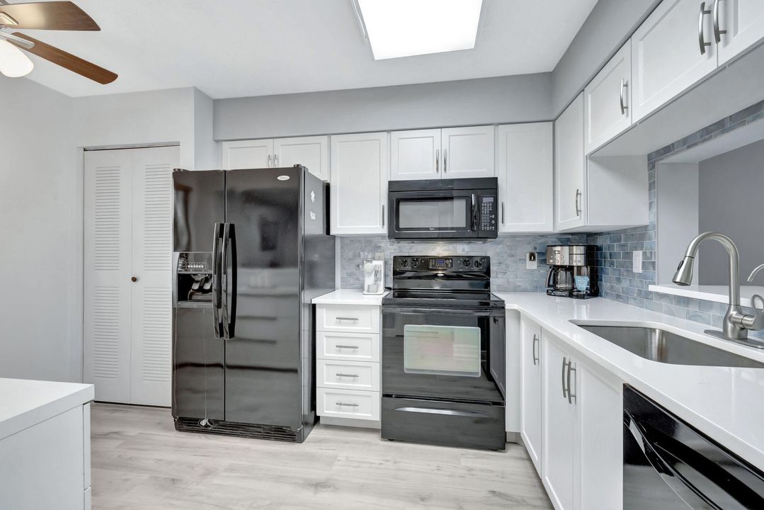 For Sale: $279,000 (2 beds, 2 baths, 1220 Square Feet)