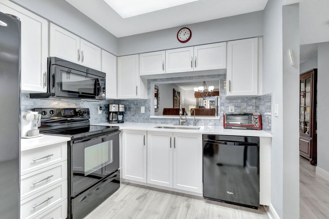 For Sale: $279,000 (2 beds, 2 baths, 1220 Square Feet)