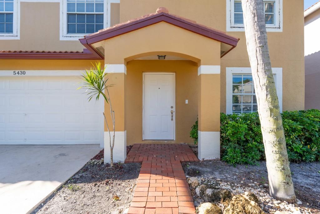 For Sale: $549,900 (4 beds, 2 baths, 2600 Square Feet)