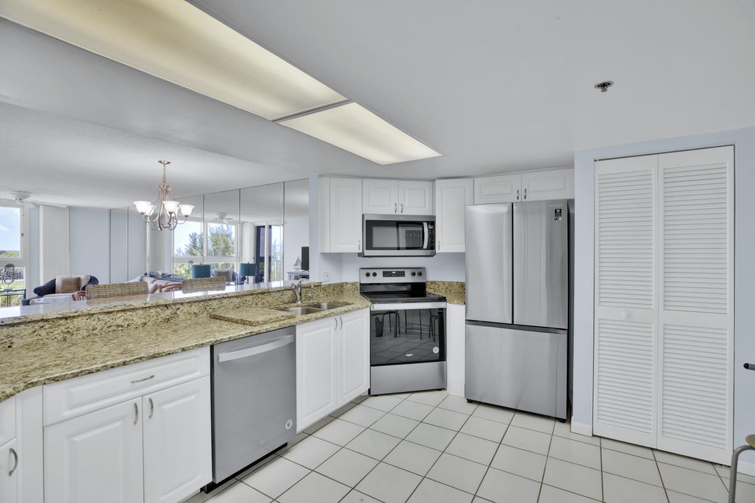 For Sale: $469,000 (2 beds, 2 baths, 1310 Square Feet)