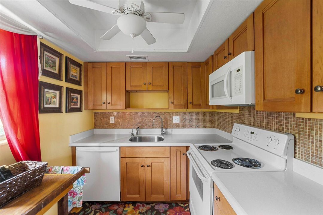 For Sale: $179,888 (2 beds, 1 baths, 837 Square Feet)