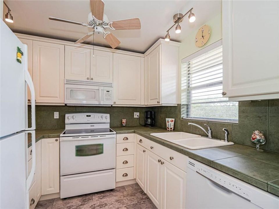 For Sale: $359,000 (2 beds, 2 baths, 1200 Square Feet)