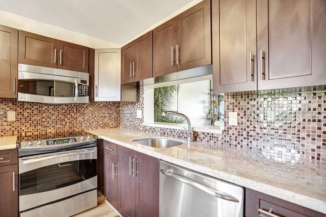 For Sale: $234,900 (2 beds, 2 baths, 950 Square Feet)