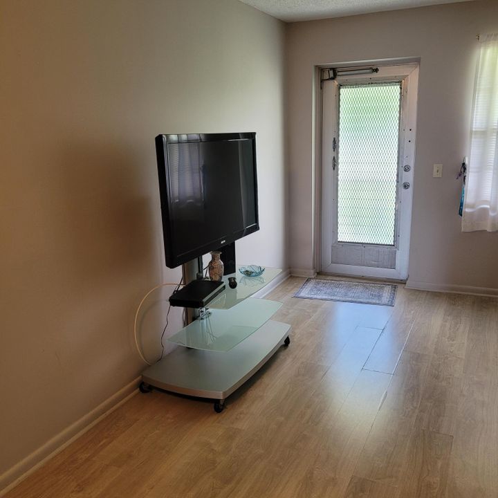 Active With Contract: $1,300 (1 beds, 1 baths, 570 Square Feet)