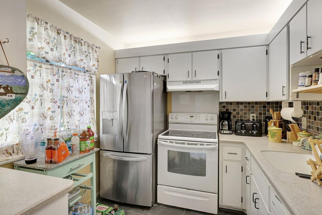 For Sale: $185,000 (1 beds, 1 baths, 723 Square Feet)