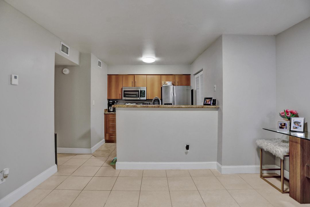 For Rent: $1,950 (1 beds, 1 baths, 696 Square Feet)