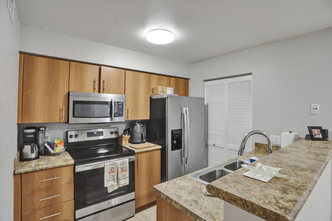 For Rent: $1,950 (1 beds, 1 baths, 696 Square Feet)