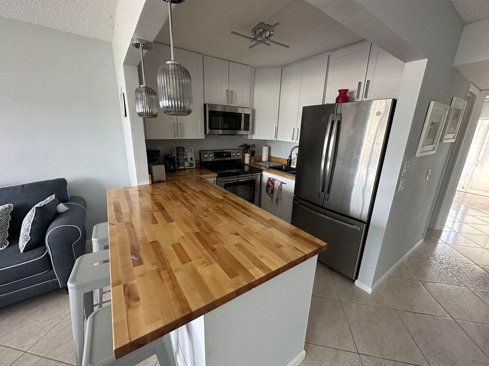 For Rent: $1,900 (1 beds, 1 baths, 615 Square Feet)