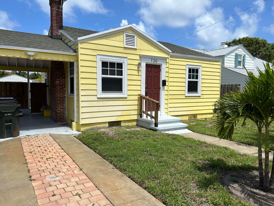 For Sale: $450,000 (2 beds, 1 baths, 904 Square Feet)