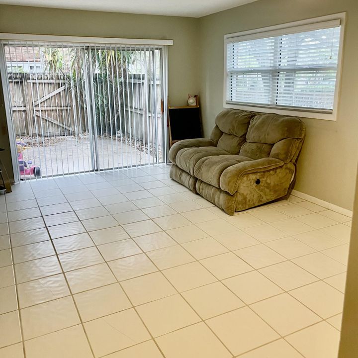 For Sale: $280,000 (2 beds, 1 baths, 1024 Square Feet)