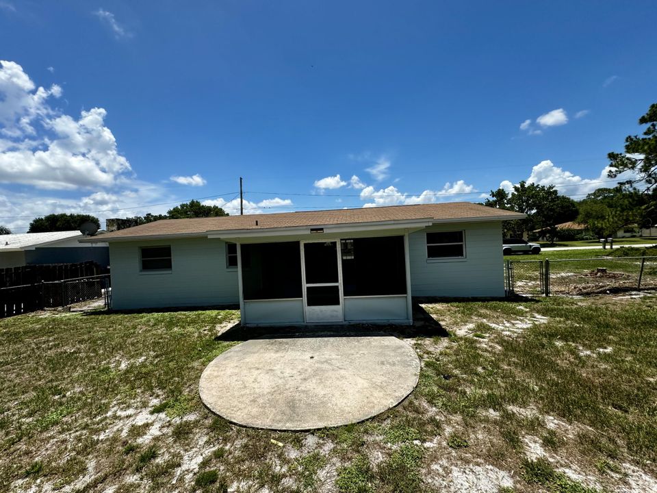 For Sale: $225,000 (2 beds, 2 baths, 1116 Square Feet)