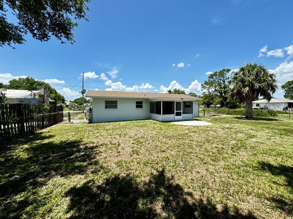 For Sale: $225,000 (2 beds, 2 baths, 1116 Square Feet)