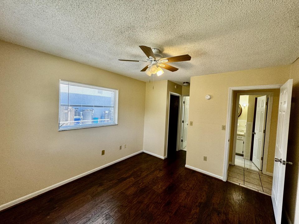 For Sale: $225,000 (2 beds, 2 baths, 1116 Square Feet)