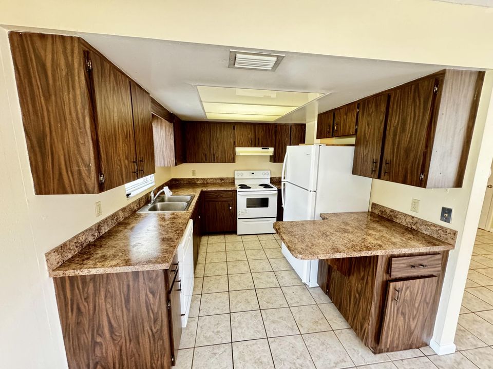 For Sale: $225,000 (2 beds, 2 baths, 1116 Square Feet)