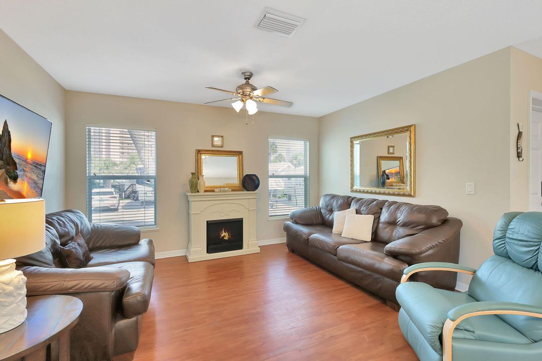 For Sale: $339,900 (1 beds, 2 baths, 824 Square Feet)