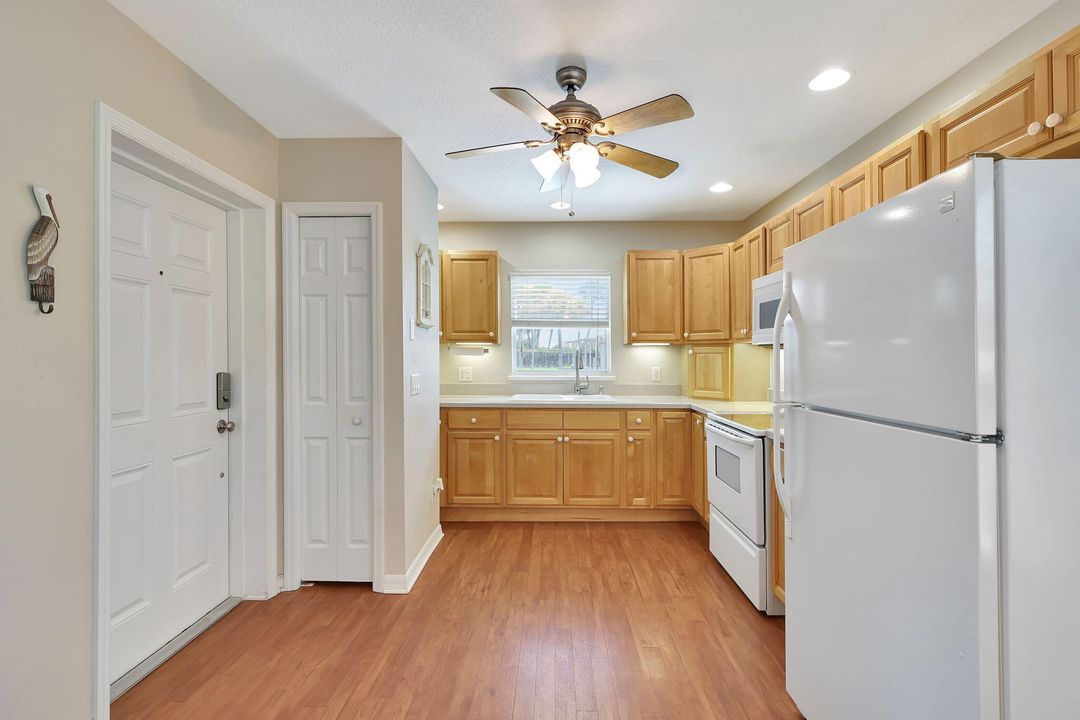 For Sale: $339,900 (1 beds, 2 baths, 824 Square Feet)