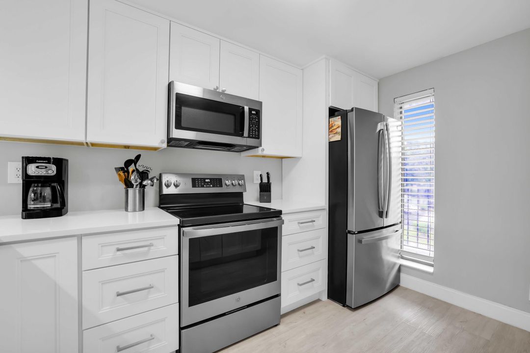 For Sale: $419,000 (2 beds, 2 baths, 1095 Square Feet)