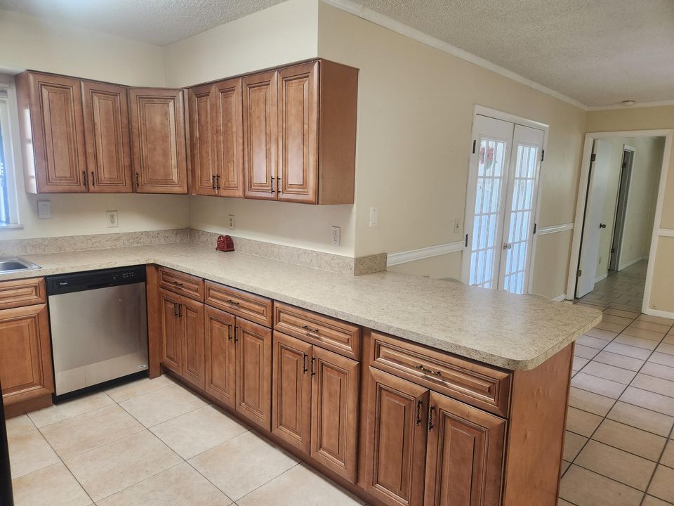 For Sale: $368,800 (3 beds, 2 baths, 1556 Square Feet)