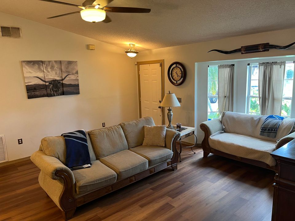 For Sale: $380,000 (3 beds, 2 baths, 1257 Square Feet)