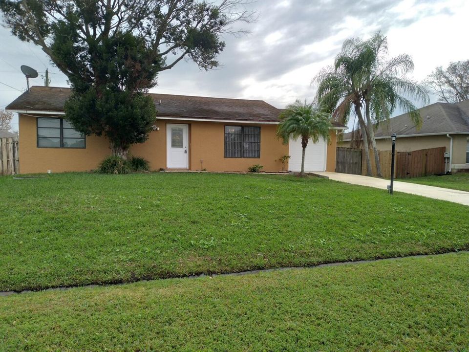 Active With Contract: $286,000 (2 beds, 2 baths, 1196 Square Feet)