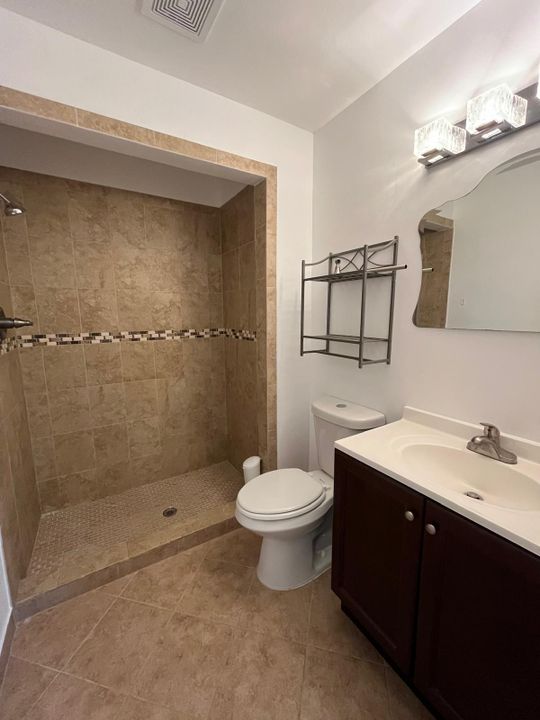 Active With Contract: $2,350 (3 beds, 2 baths, 1000 Square Feet)