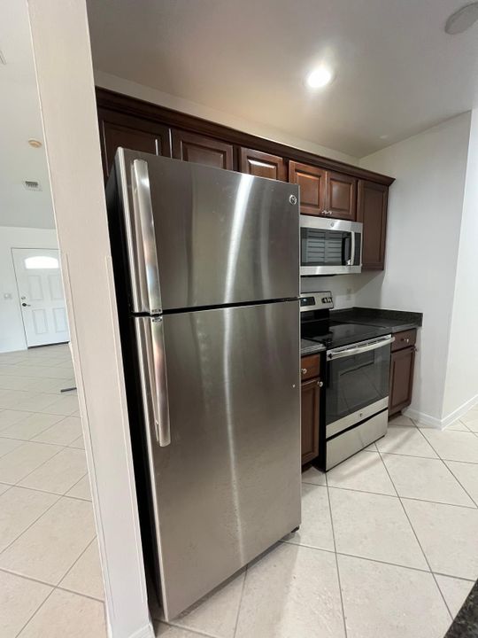 Active With Contract: $2,350 (3 beds, 2 baths, 1000 Square Feet)