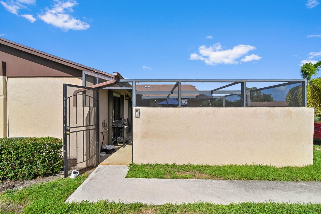 For Sale: $299,900 (2 beds, 2 baths, 1002 Square Feet)