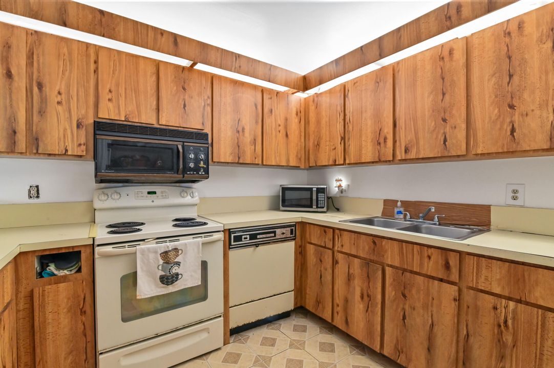 For Sale: $299,900 (2 beds, 2 baths, 1002 Square Feet)