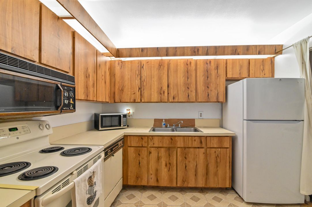 For Sale: $299,900 (2 beds, 2 baths, 1002 Square Feet)