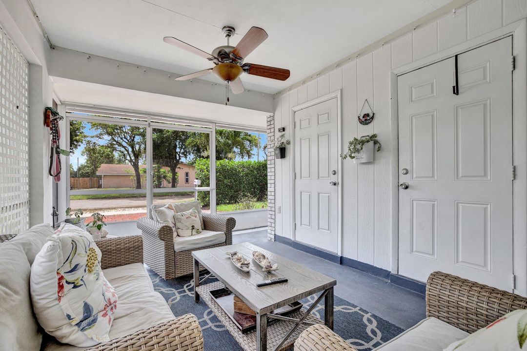 Active With Contract: $409,900 (3 beds, 2 baths, 1039 Square Feet)