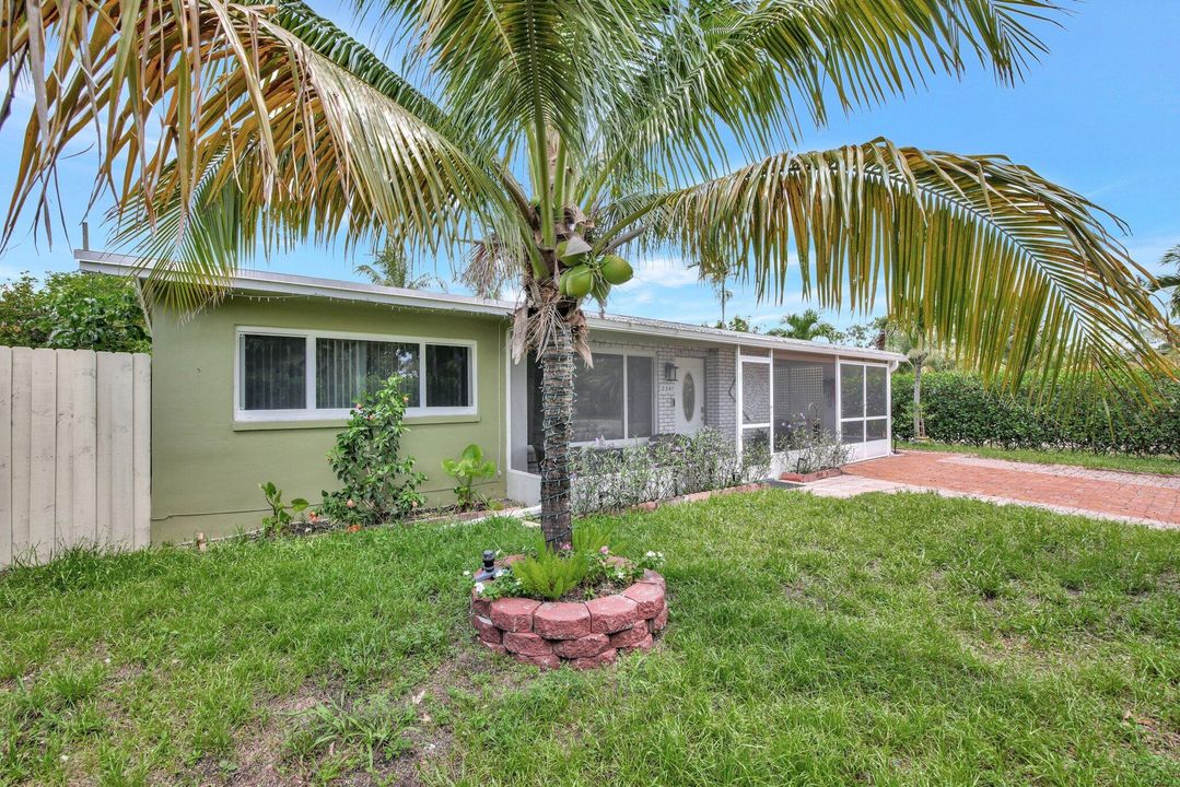 Active With Contract: $409,900 (3 beds, 2 baths, 1039 Square Feet)