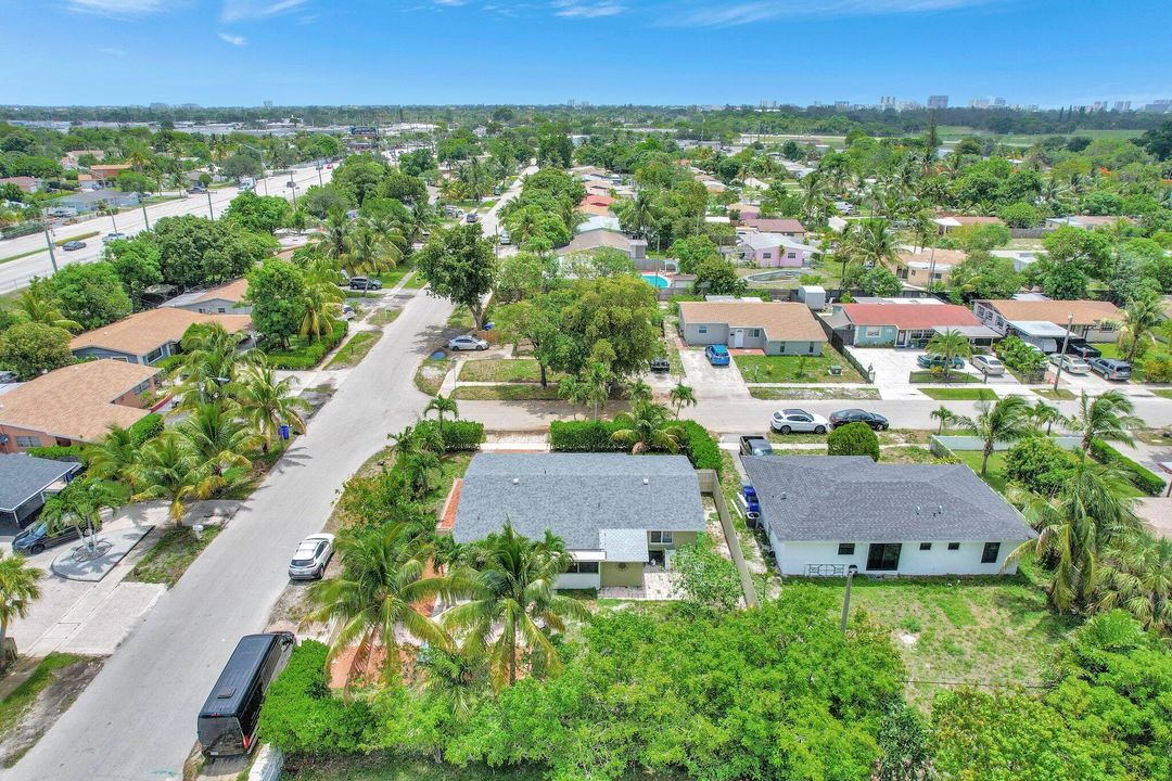 Active With Contract: $409,900 (3 beds, 2 baths, 1039 Square Feet)