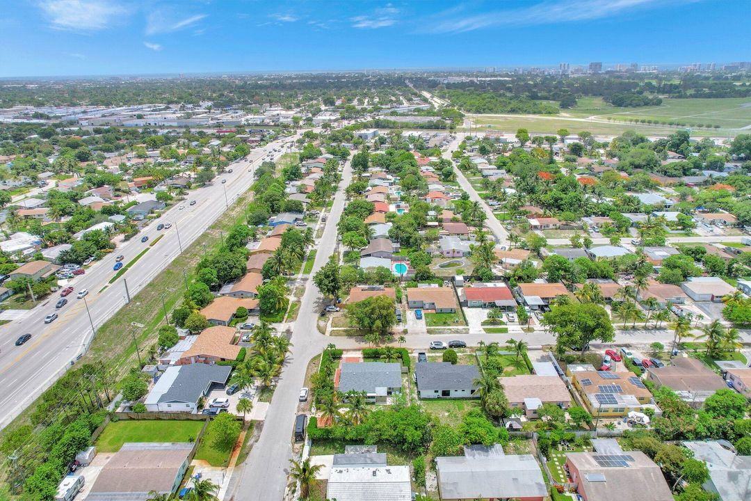 Active With Contract: $409,900 (3 beds, 2 baths, 1039 Square Feet)