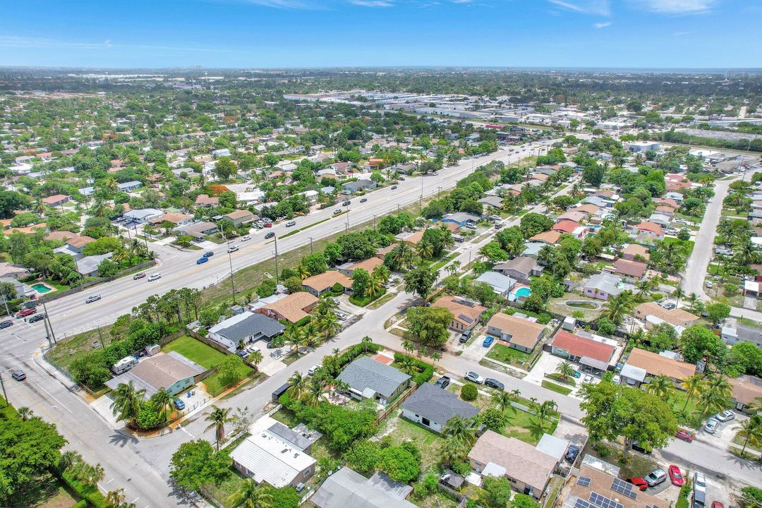 Active With Contract: $409,900 (3 beds, 2 baths, 1039 Square Feet)