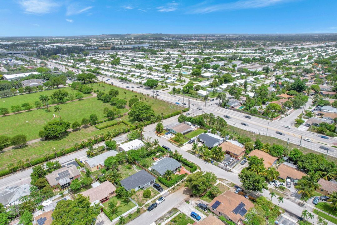 Active With Contract: $409,900 (3 beds, 2 baths, 1039 Square Feet)