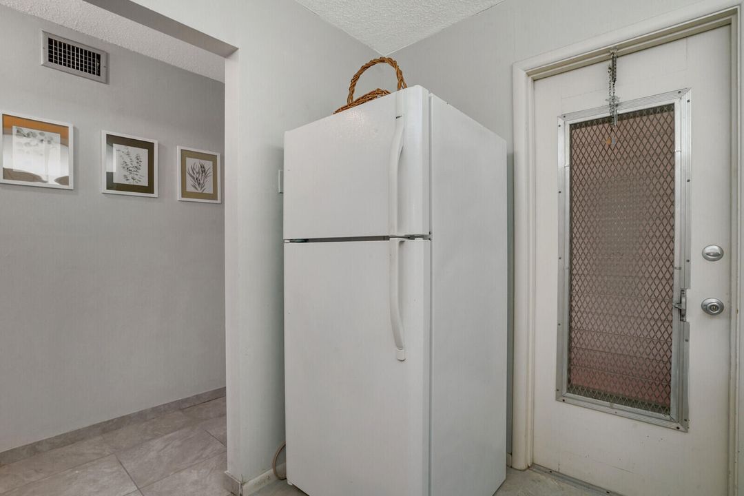 Active With Contract: $74,900 (2 beds, 1 baths, 894 Square Feet)