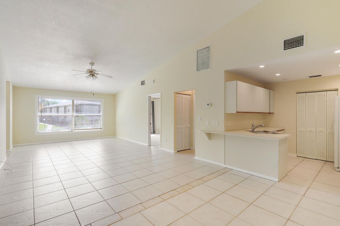 For Sale: $219,900 (2 beds, 2 baths, 1117 Square Feet)