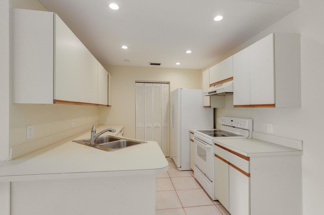 For Sale: $219,900 (2 beds, 2 baths, 1117 Square Feet)