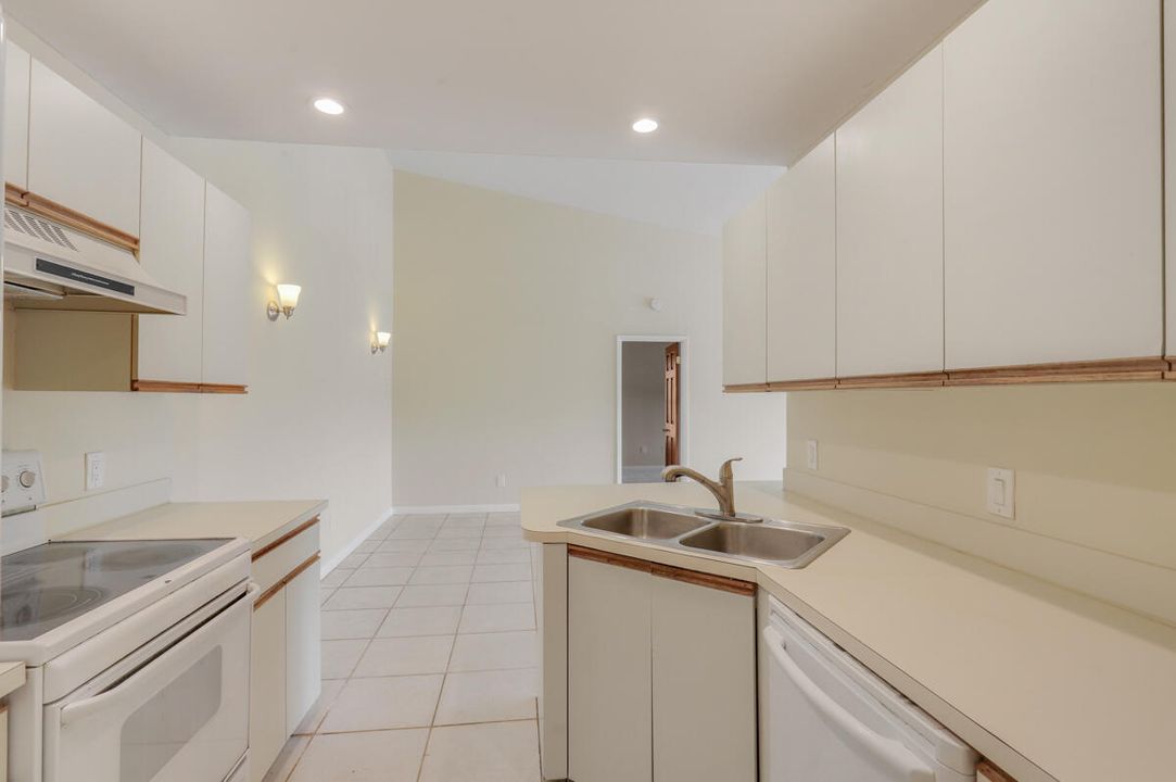 For Sale: $219,900 (2 beds, 2 baths, 1117 Square Feet)