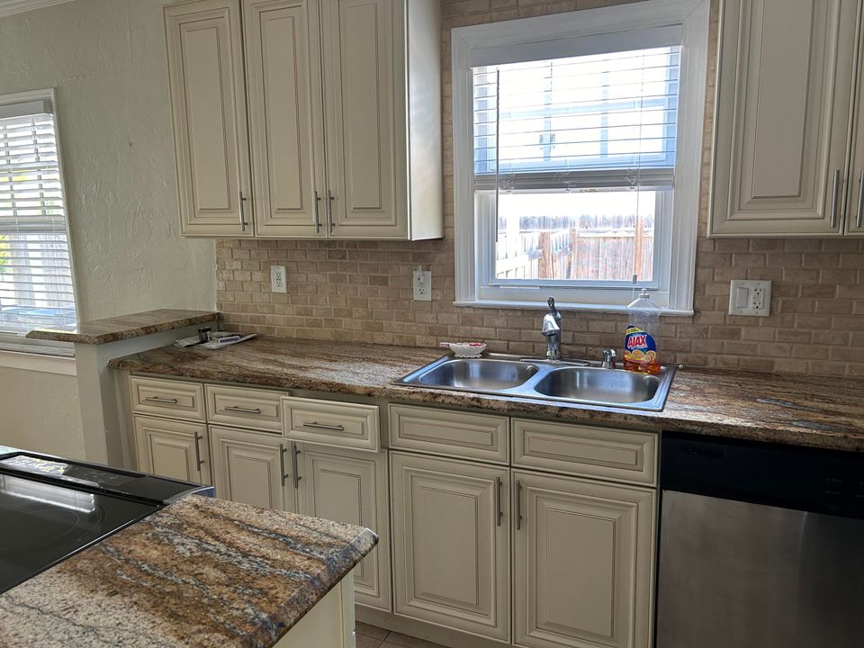 For Sale: $450,000 (2 beds, 1 baths, 904 Square Feet)