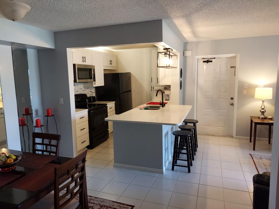 For Sale: $269,900 (2 beds, 2 baths, 1018 Square Feet)