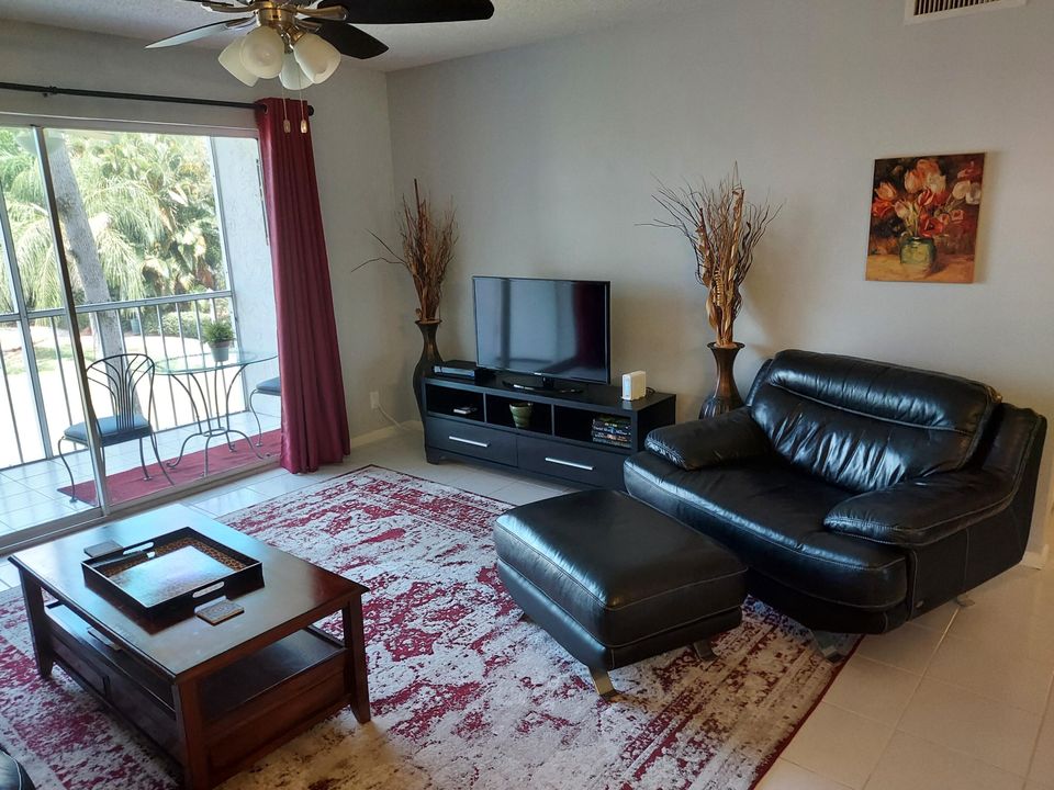 For Sale: $269,900 (2 beds, 2 baths, 1018 Square Feet)