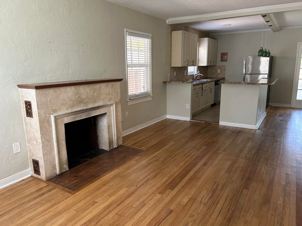 For Sale: $450,000 (2 beds, 1 baths, 904 Square Feet)