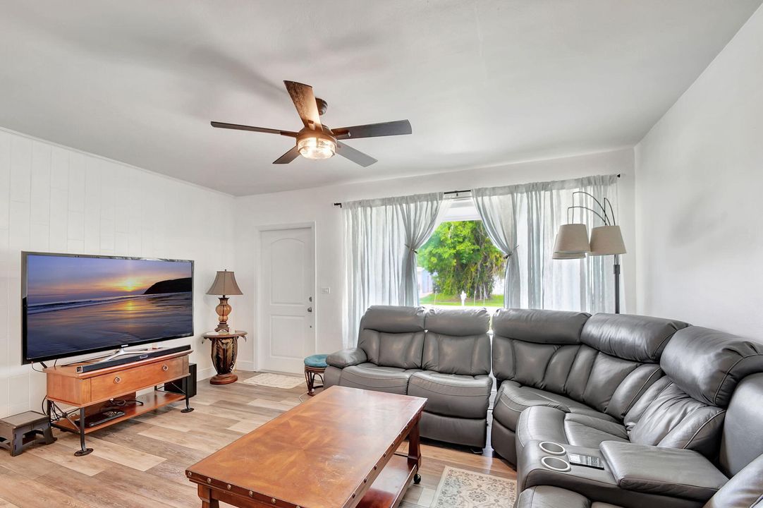 Active With Contract: $435,000 (2 beds, 1 baths, 1086 Square Feet)