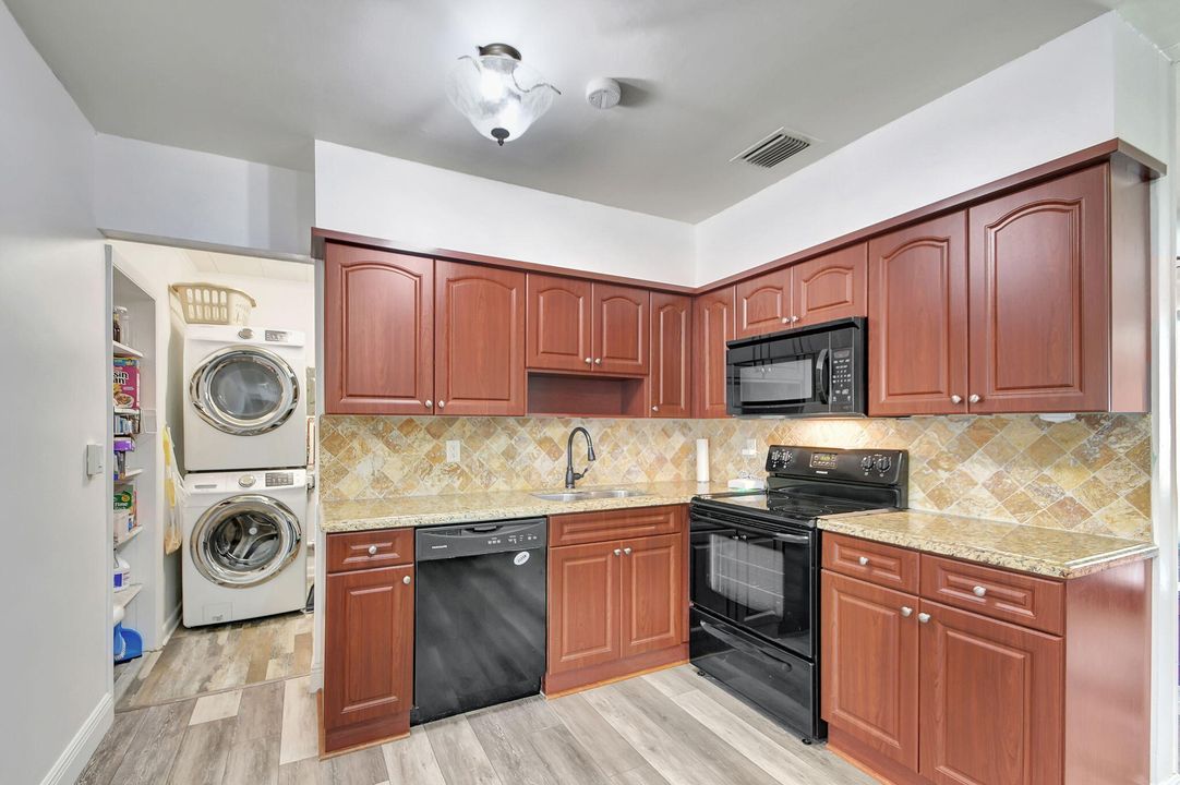 Active With Contract: $435,000 (2 beds, 1 baths, 1086 Square Feet)