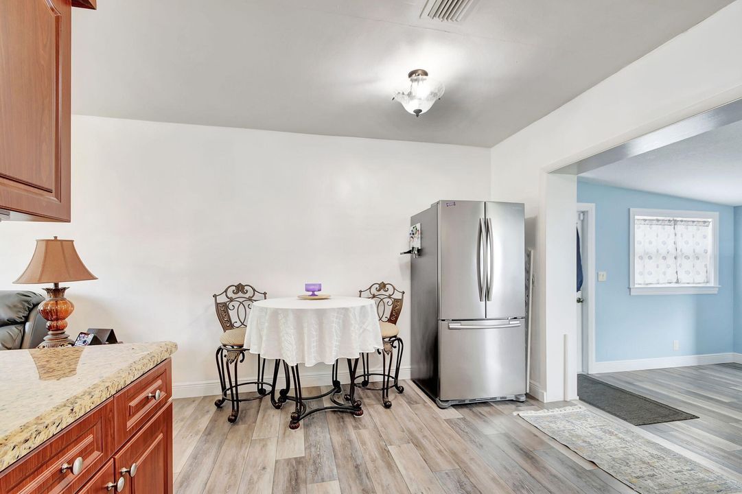 Active With Contract: $435,000 (2 beds, 1 baths, 1086 Square Feet)