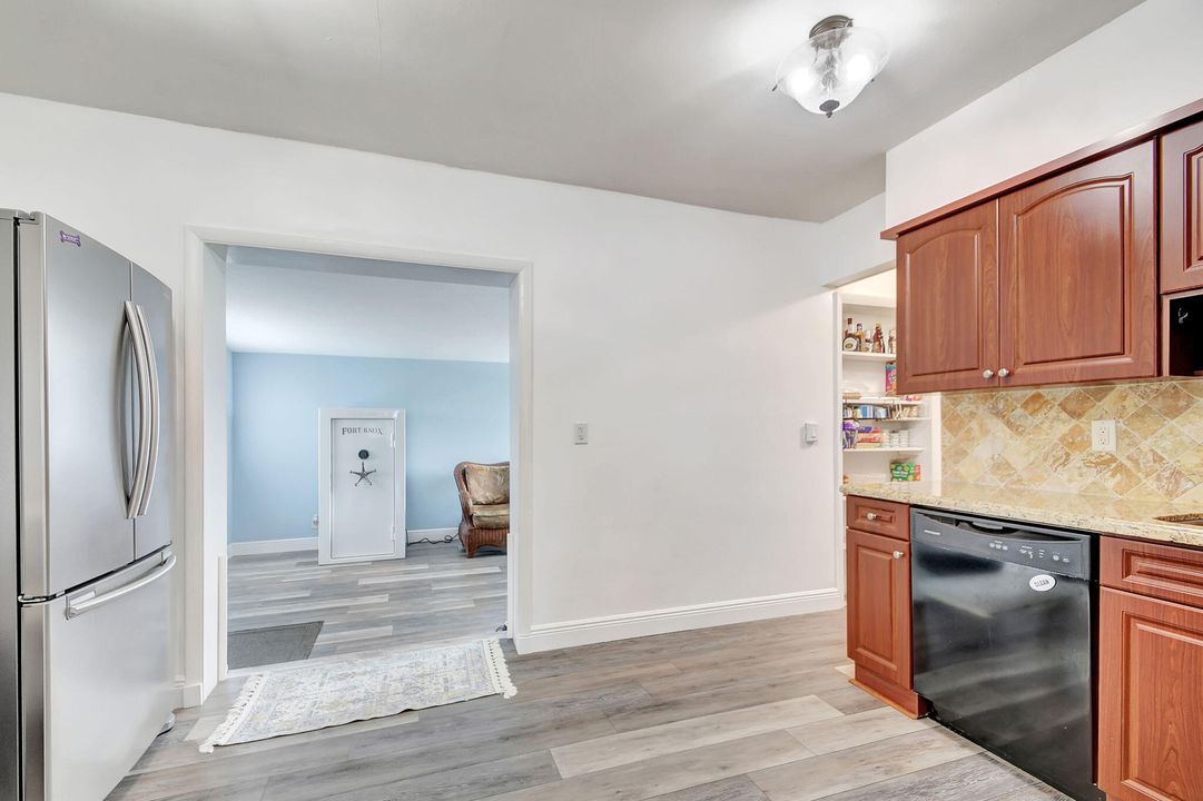 Active With Contract: $435,000 (2 beds, 1 baths, 1086 Square Feet)