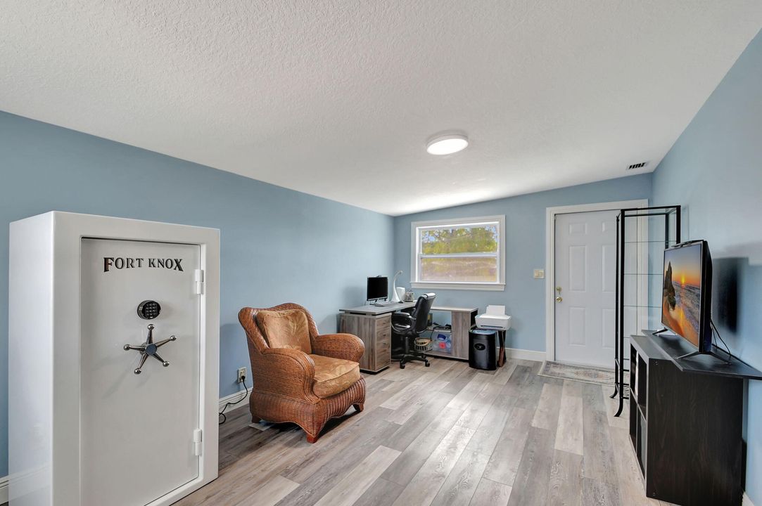 Active With Contract: $435,000 (2 beds, 1 baths, 1086 Square Feet)