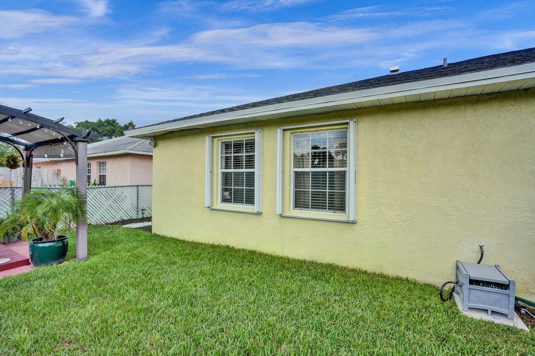 Active With Contract: $359,000 (3 beds, 2 baths, 1087 Square Feet)